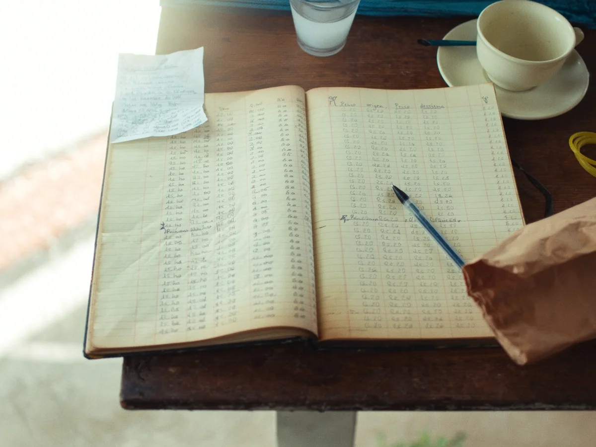 Libreta de campo con anotaciones de precio en origen y precio de venta — comparativa manuscrita de márgenes reales